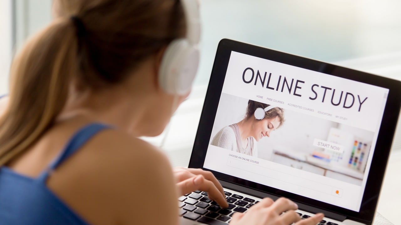 Exploring the Benefits of Online Language Courses in 2024